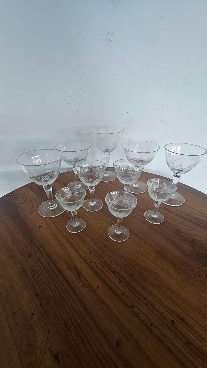 Conjunto taças antigas com Lapidação floral
