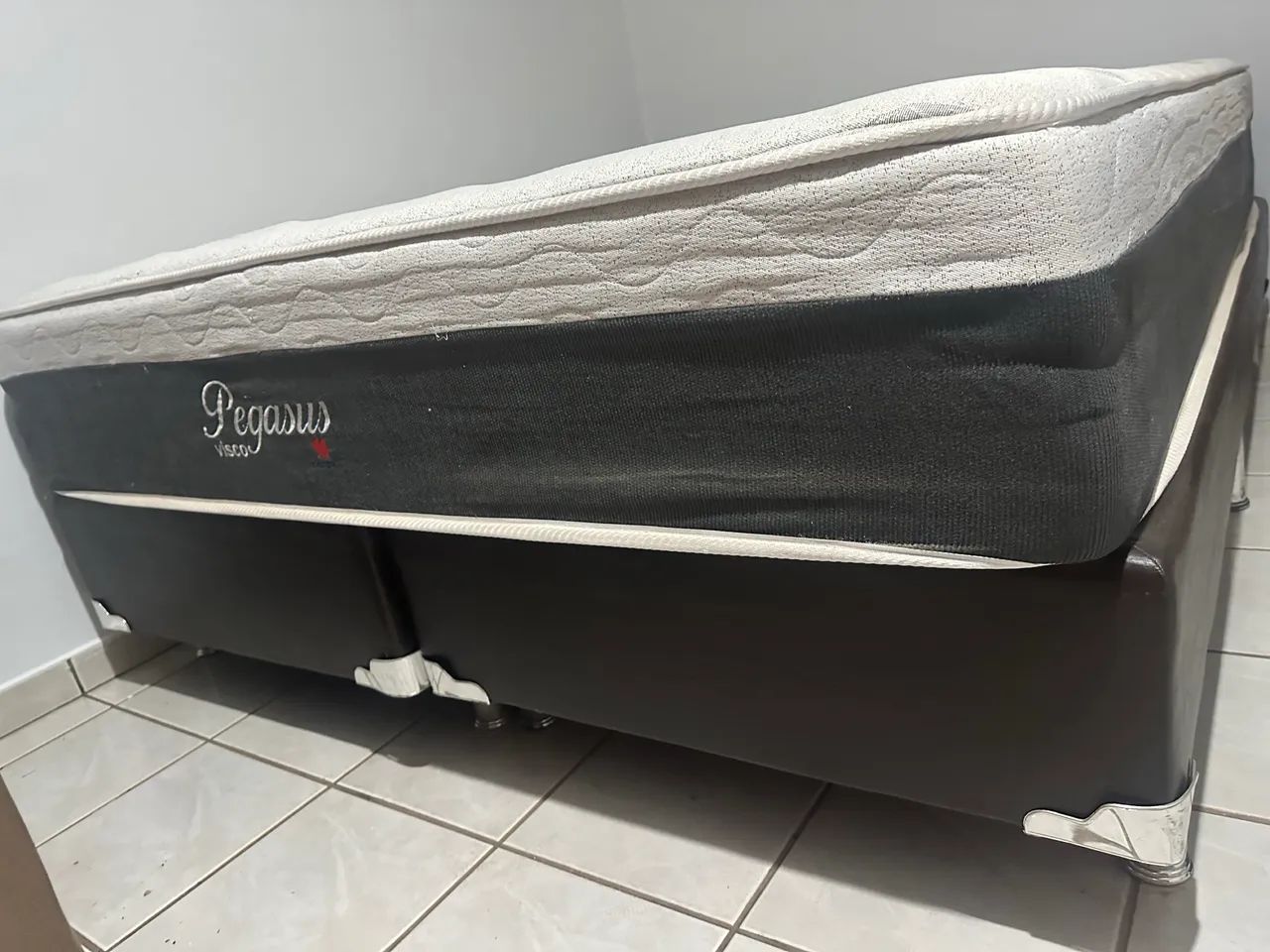 Mesa 3mt/0,80 cm, cama Box, sofá  - Foto 3