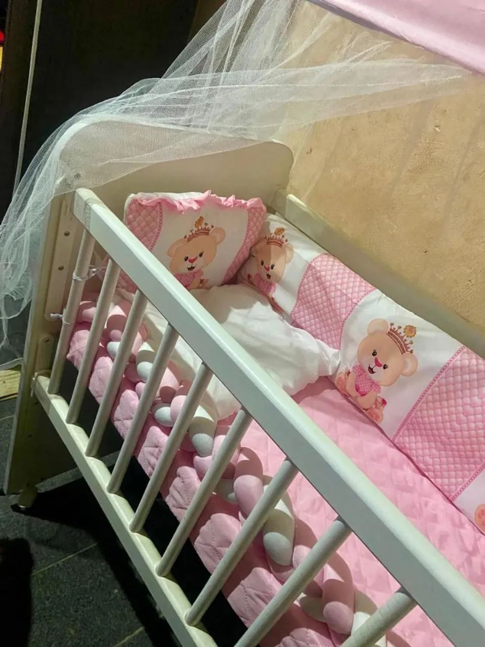 Mini berço com grade móvel acompanha com colchão e kit berço  - Foto 4