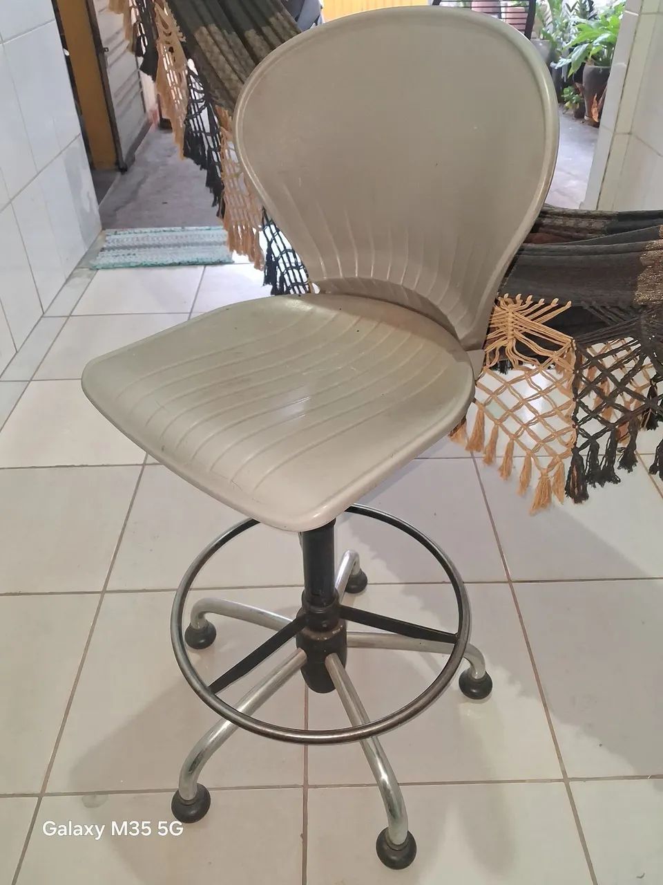 Cadeira para balcão com Regulagem. 