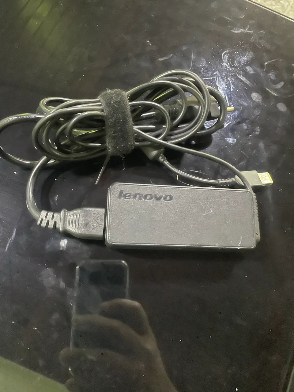 Carcaça de notebook da Lenovo com carregador