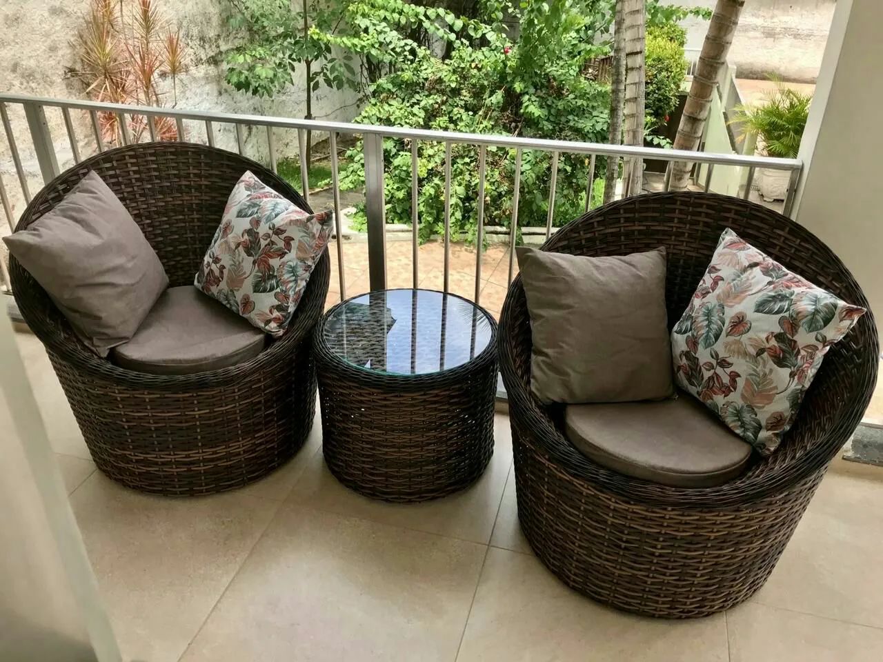 CONJUNTO POLTRONAS COM MESA DE CENTRO NOVO FIBRA SINTÉTICA