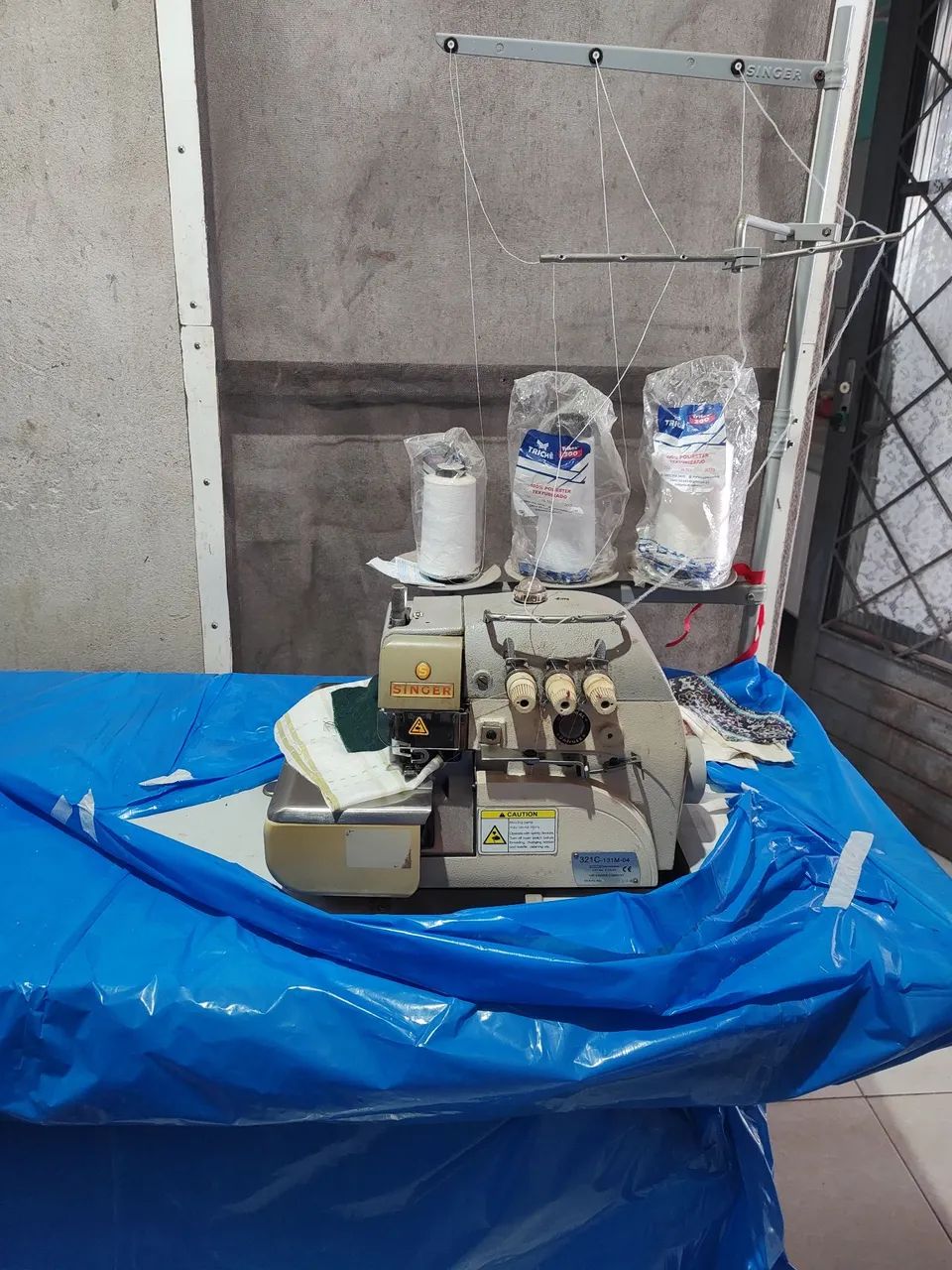 Maquina de costura reta e uma overlok - Foto 3