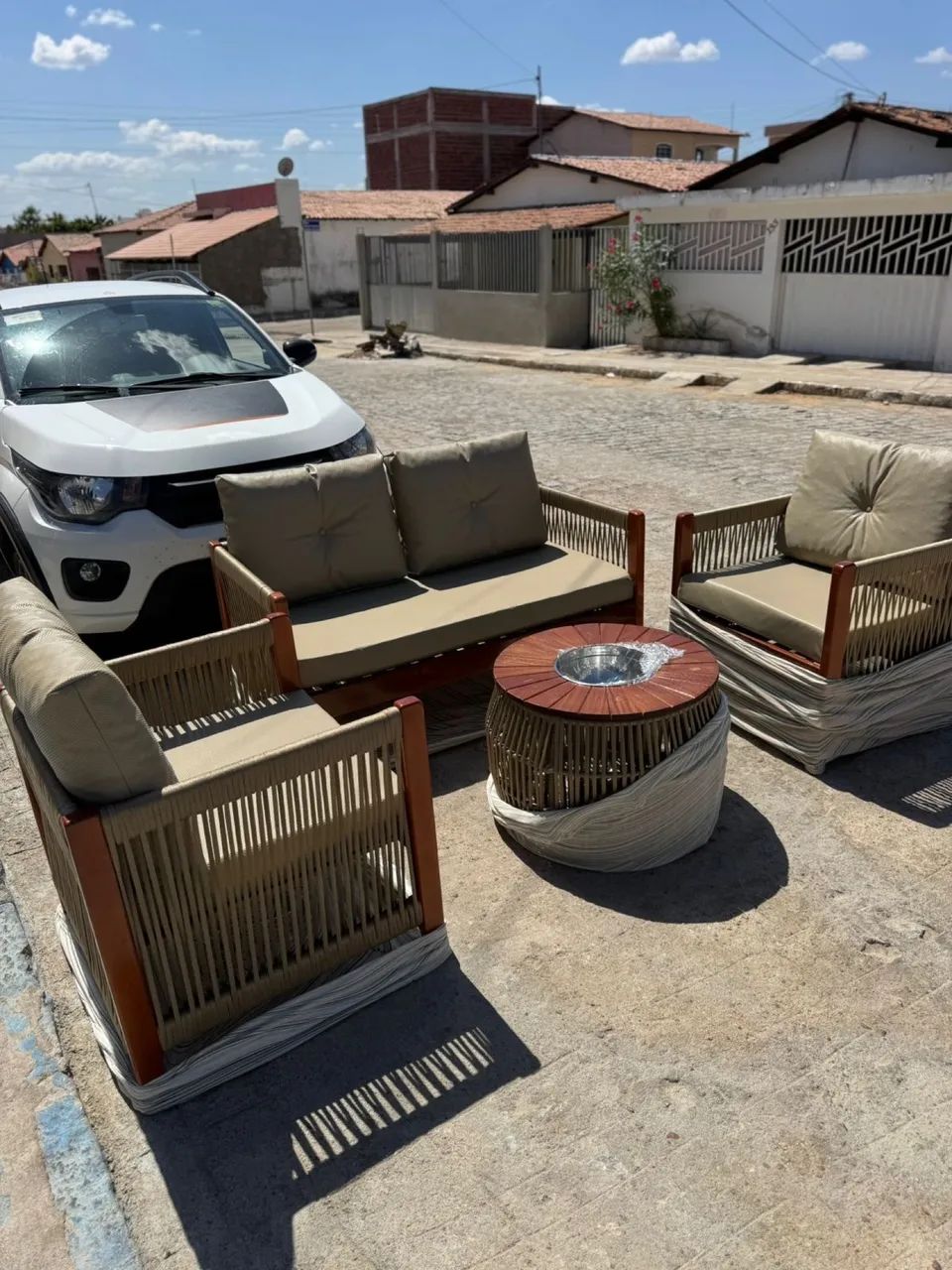 Conjunto de sofá e poltronas disponíveis em cores