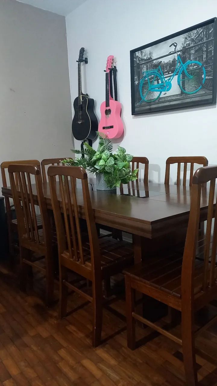 Vendo mesa com 8 cadeiras 