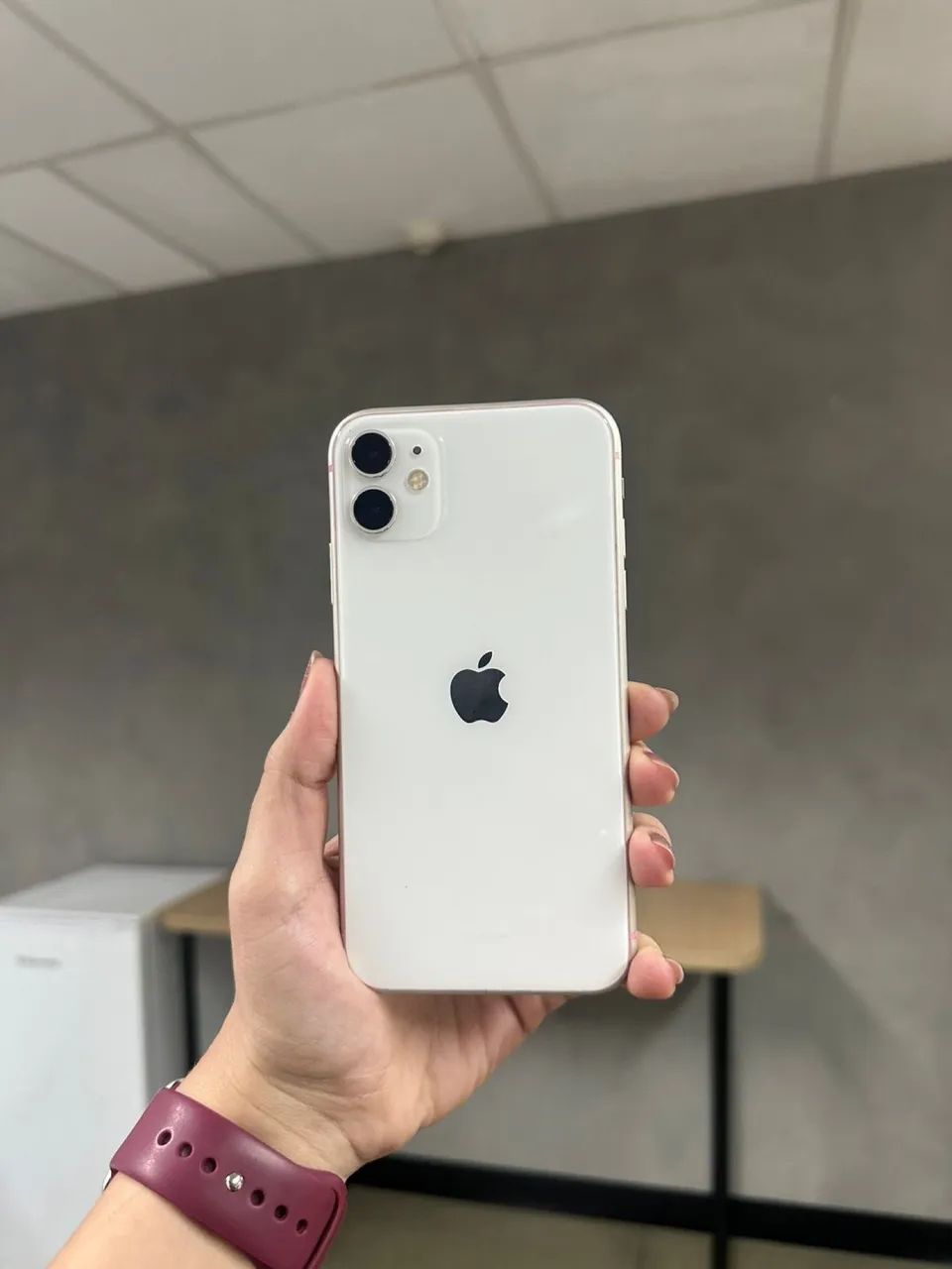 Iphone 11 - 64gb - branco - todo original  - Foto 2