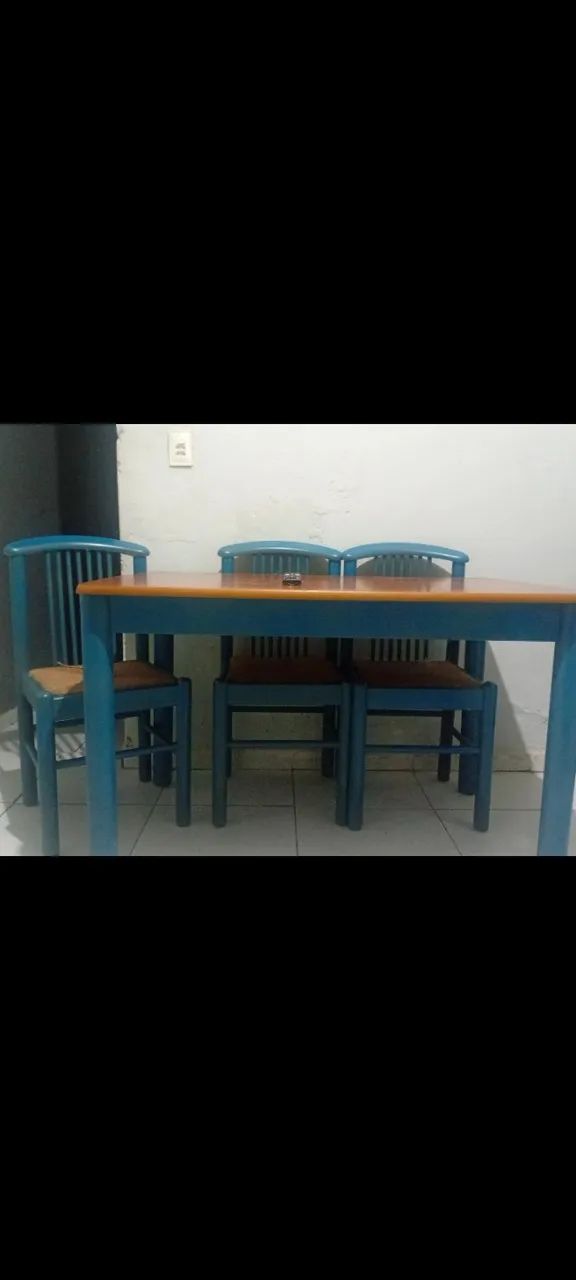 Mesa e cadeiras antigas