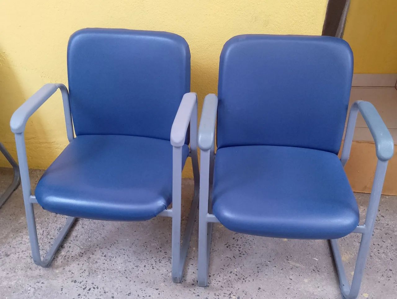 Poltronas almofadada as duas