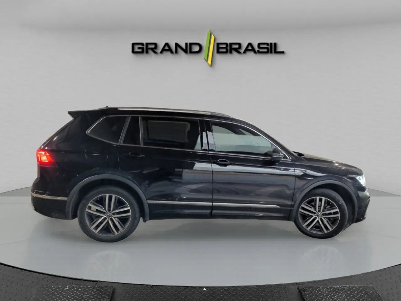 Volkswagen Tiguan Allspac R-Line 300 TSI 2.0, foto 2 de 14