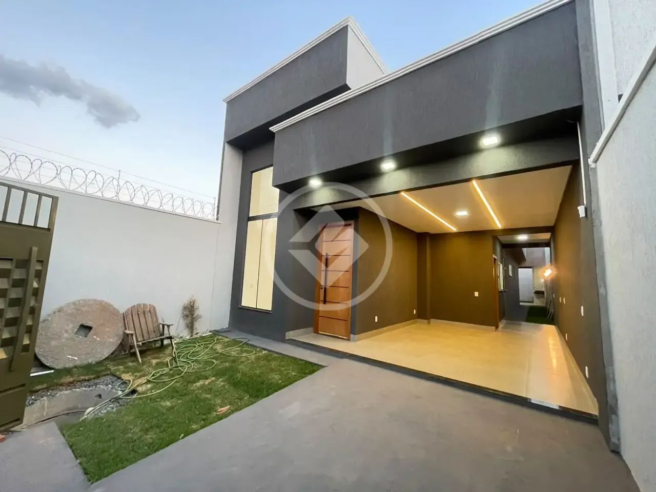 CASA COM PISCINA E 3 SUITES NO SETOR VILA MARIANA codigo: 374296