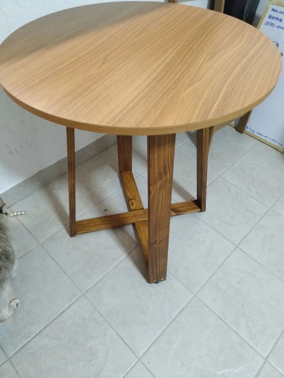 Mesa com base de madeira.  - Foto 2