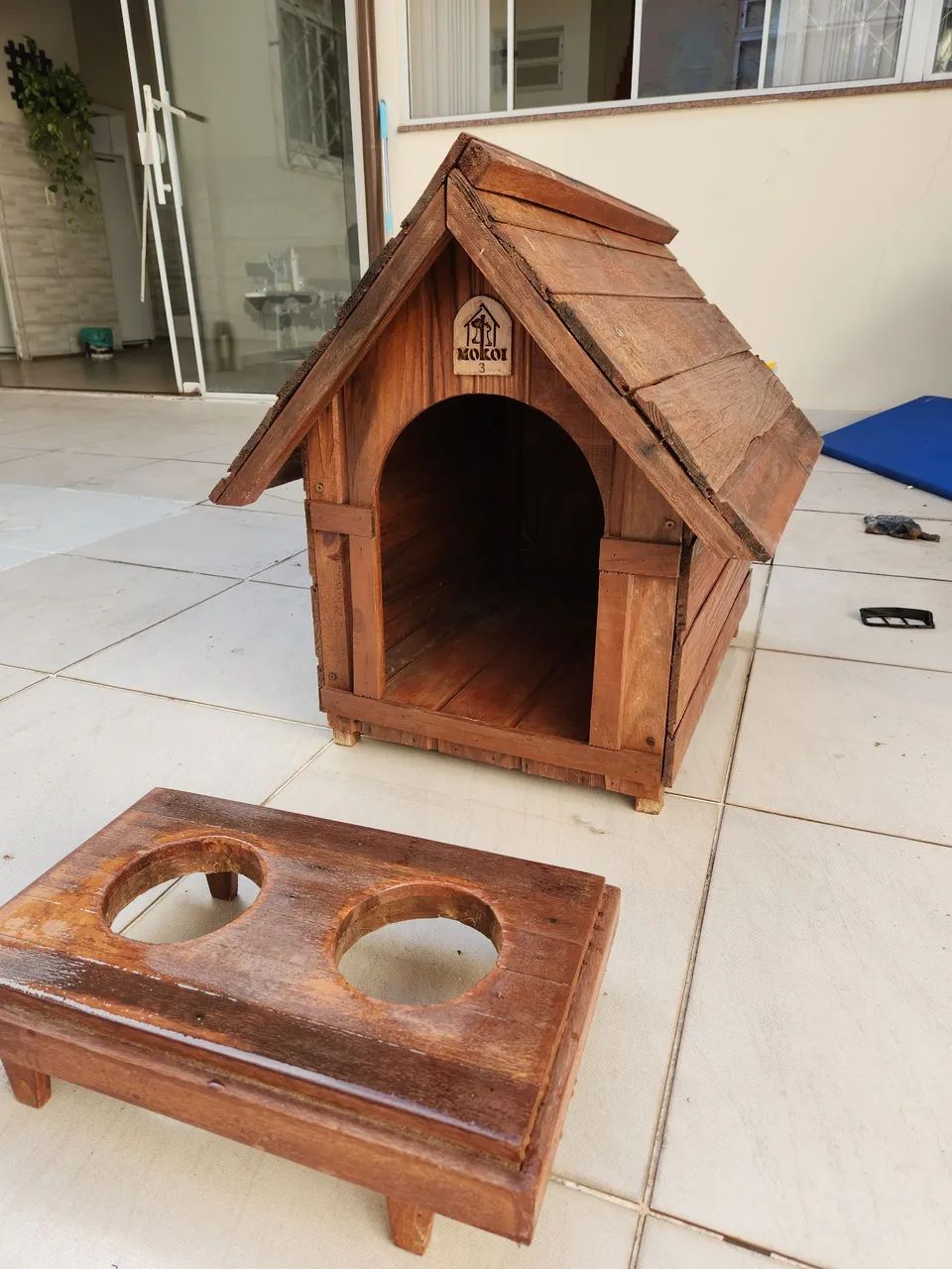Casinha cachorro madeira nobre verniz c/46cm lag x 65cm com x 65cm alt.  Acop porta comida