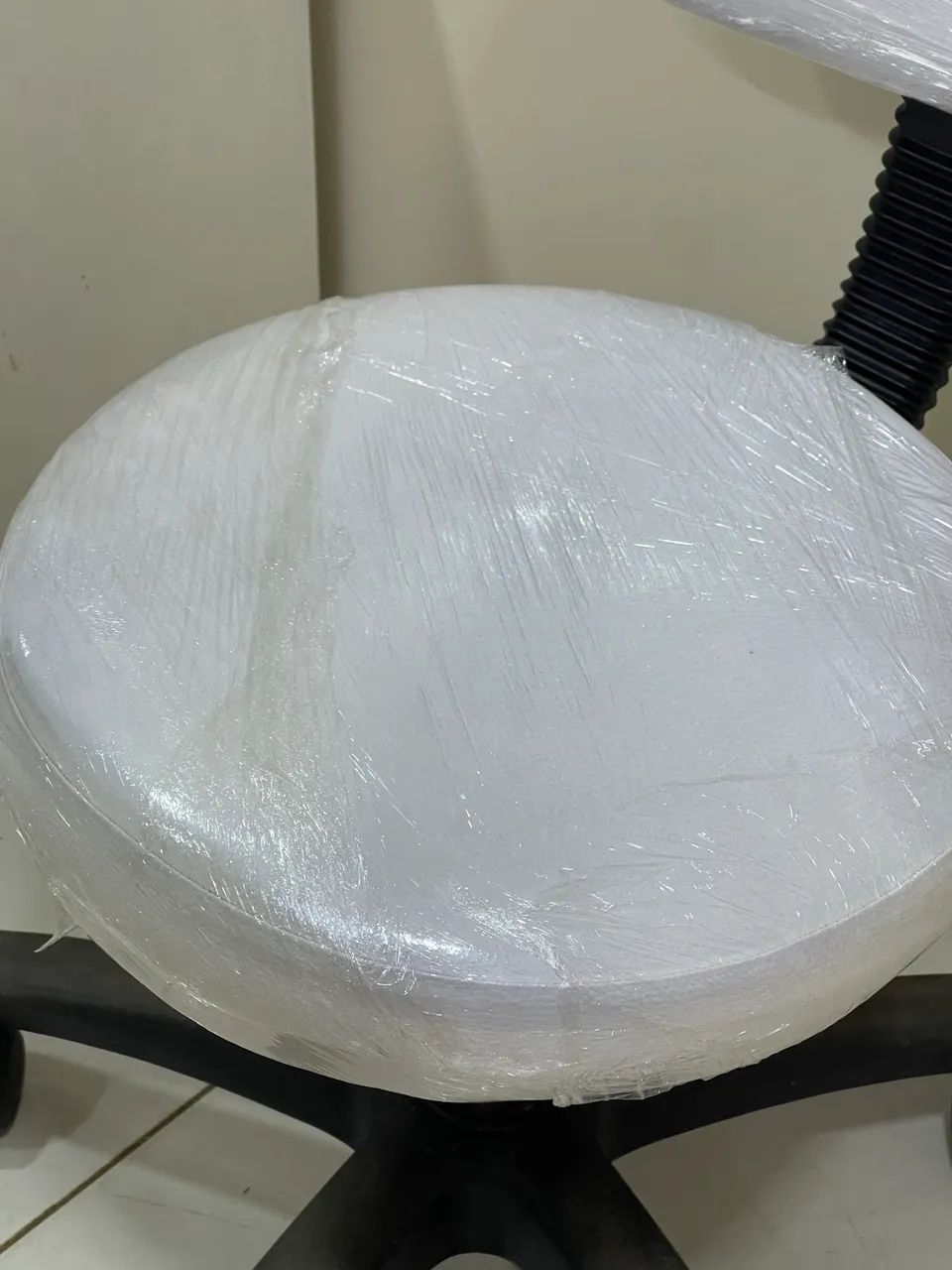 Mocho branco estética  - Foto 4