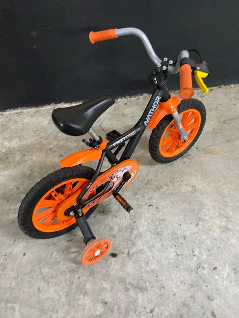 Bike  Infantil First Pro com Rodinhas - Conservada