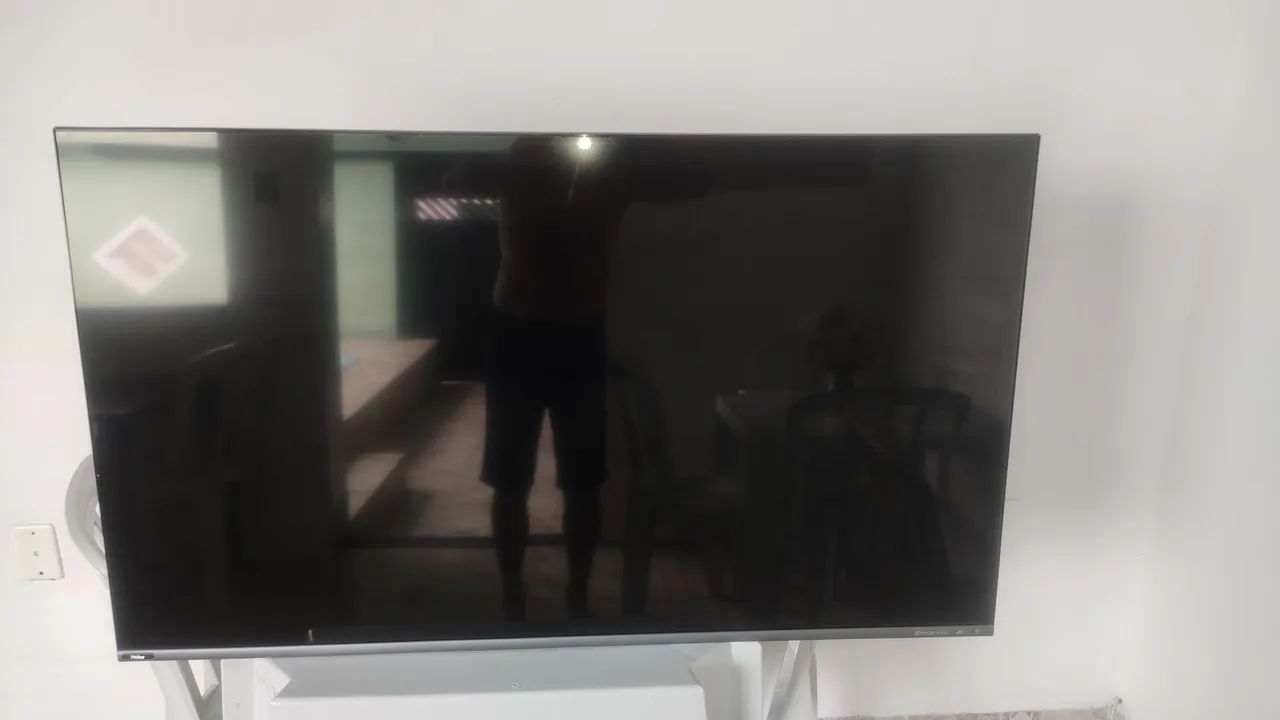 vendo ou troco por celular tv smart 50 polegadas 4k pouco tempo de uo listras na tela  - Foto 3