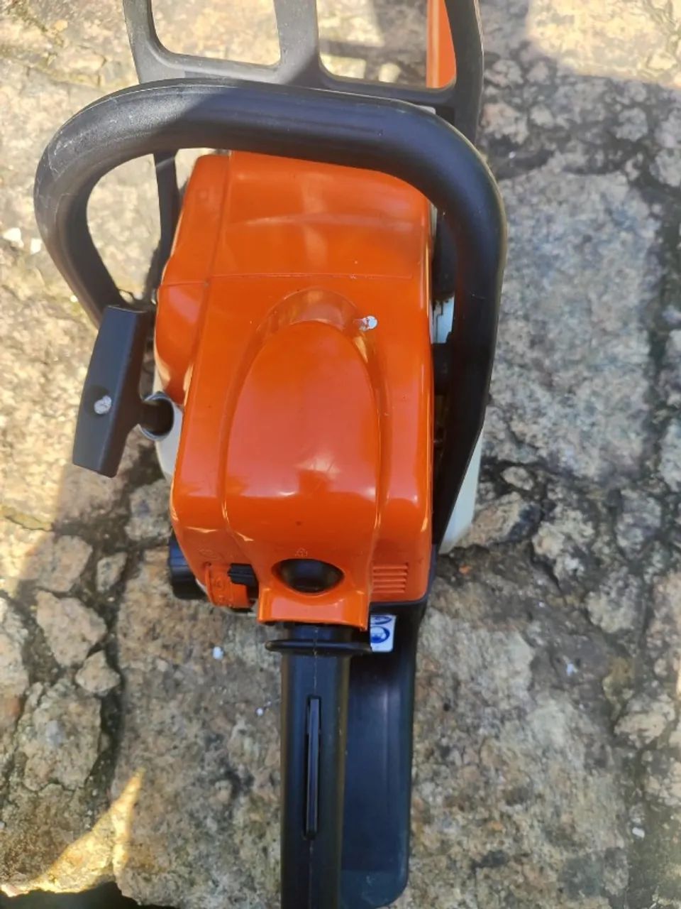 Motosserra a gasolina Stihl MS 170 branco/laranja - Foto 2
