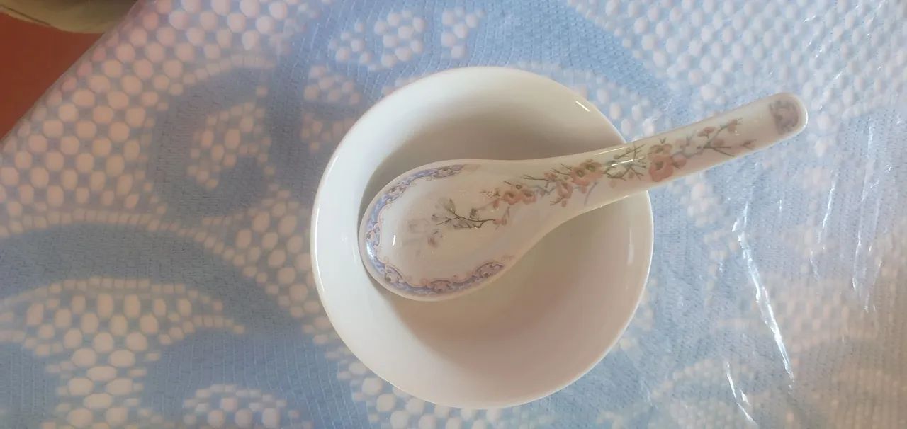 Tigela e colher de porcelana antigo