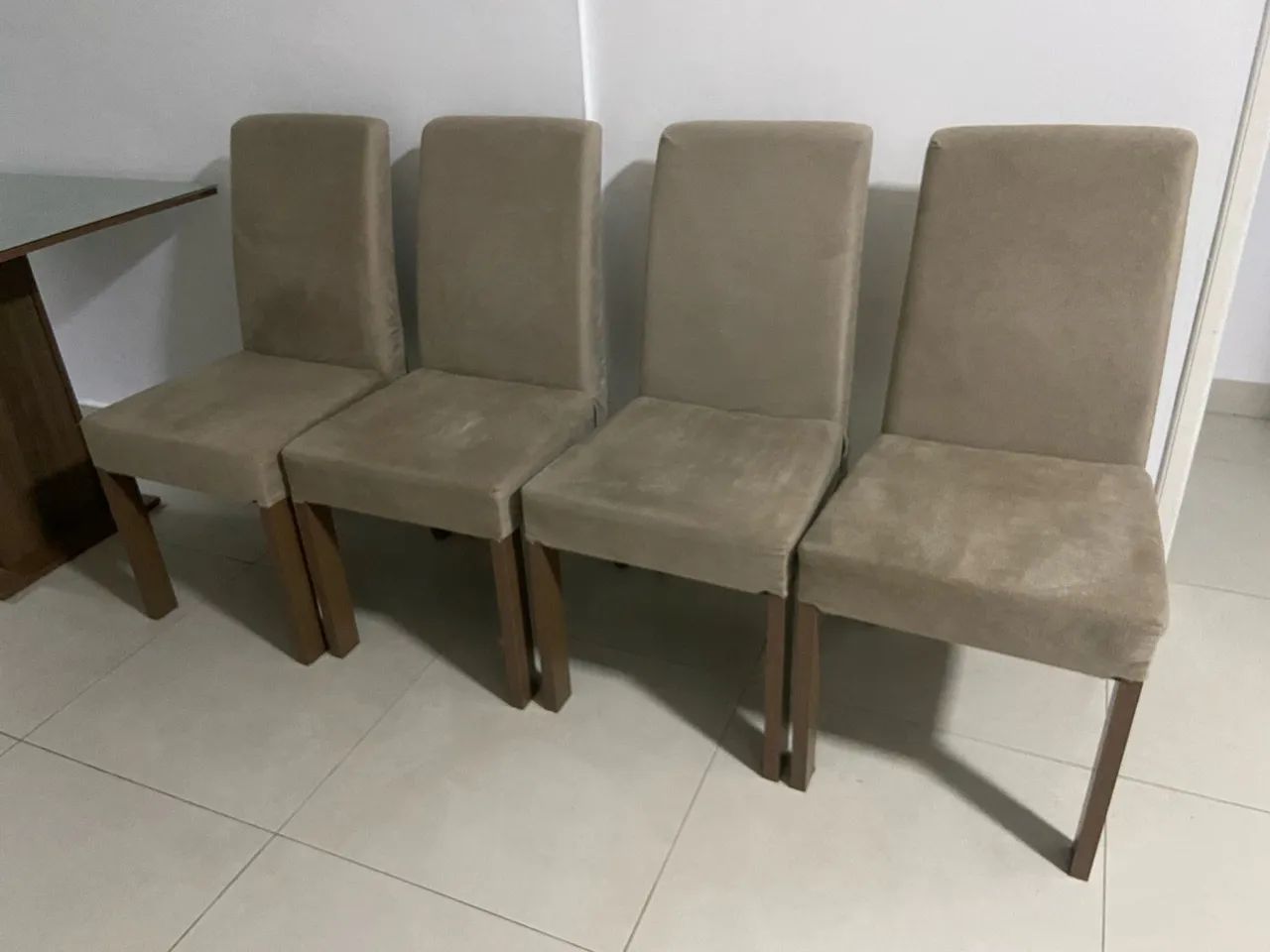 Mesa com 4 cadeiras