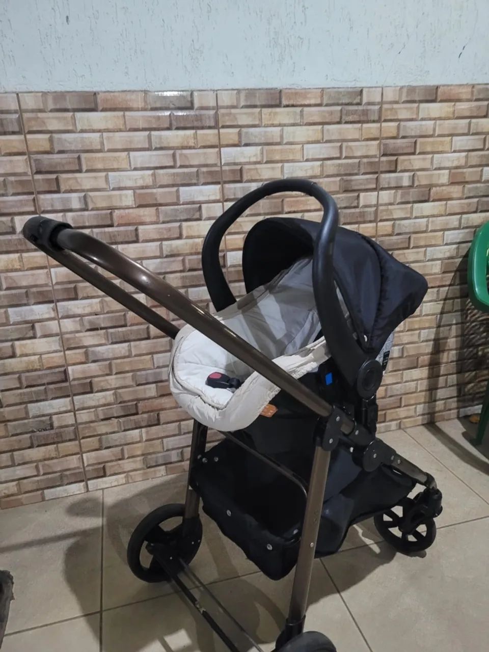 Carrinho, bebê conforto ( com a capa) , banheira e ninho redutor  - Foto 4