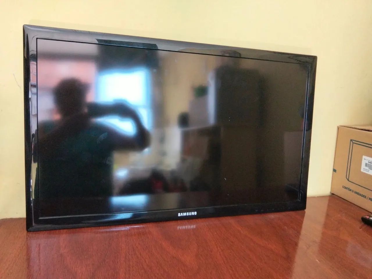 Vende-se televisão Samsung 32 polegadas,com um pequeno risco na tela