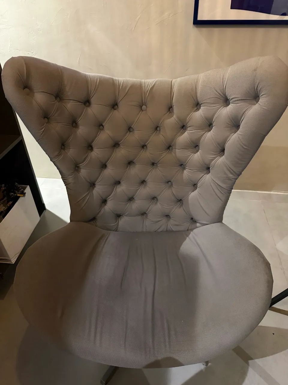 PAR DE POLTRONAS EGG CAPITONÊ GIRATÓRIAS EM SUEDE CINZA - EXCELENTE ESTADO - Foto 2
