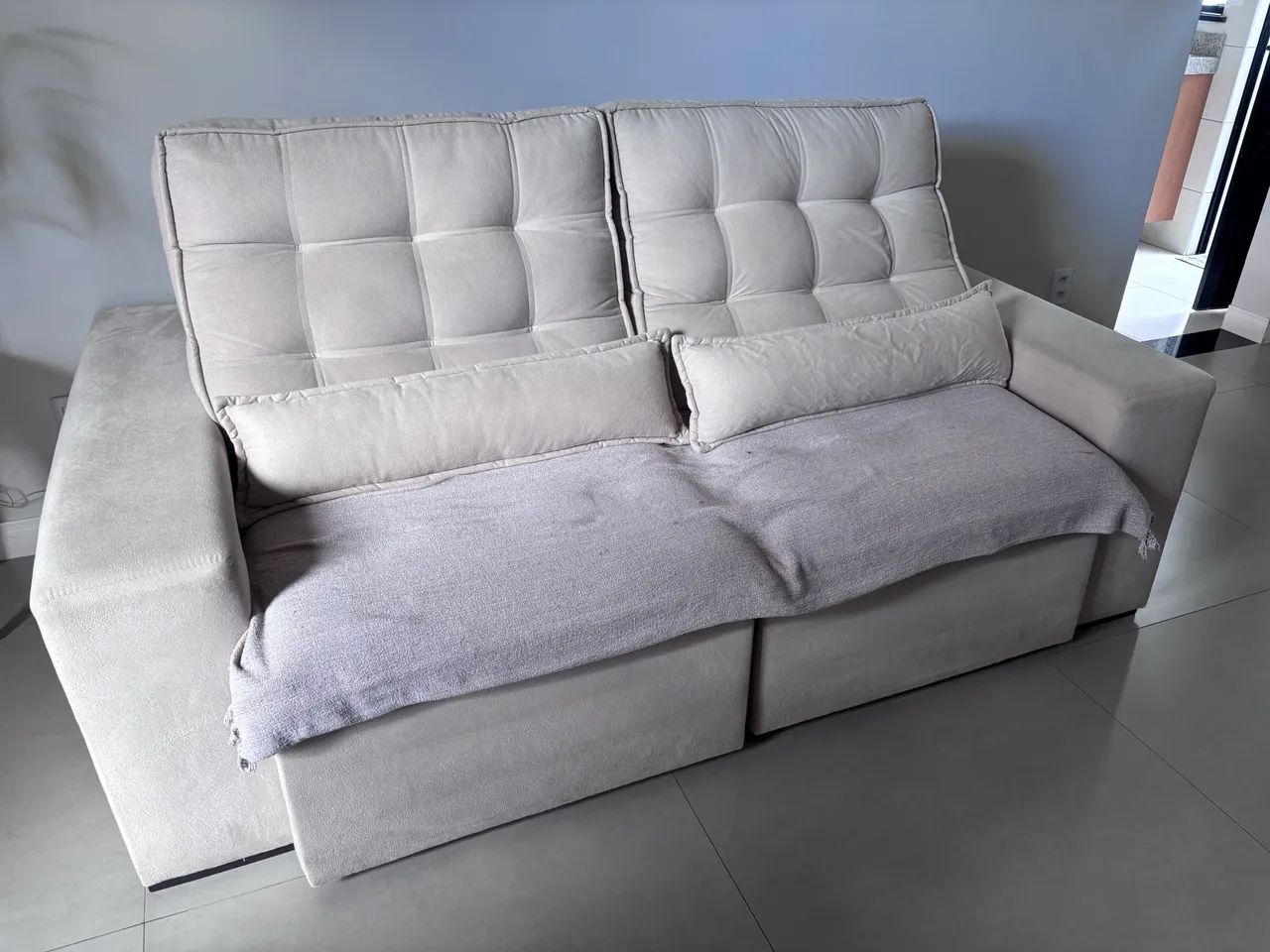 Sofá retrátil 3 lugares creme 210x115 - Foto 3