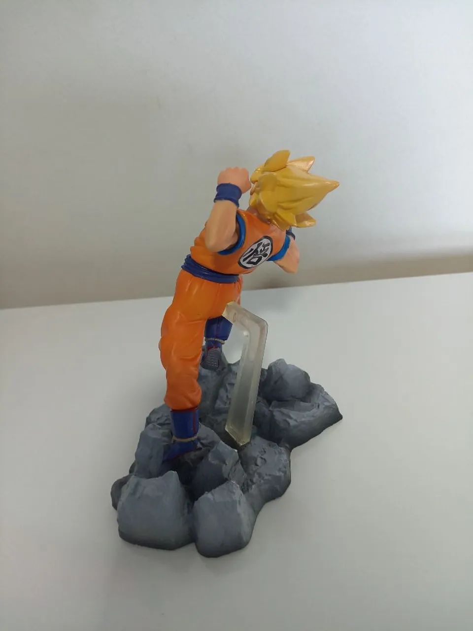 Goku em posição de ataque action figure 14 cm! - Foto 3