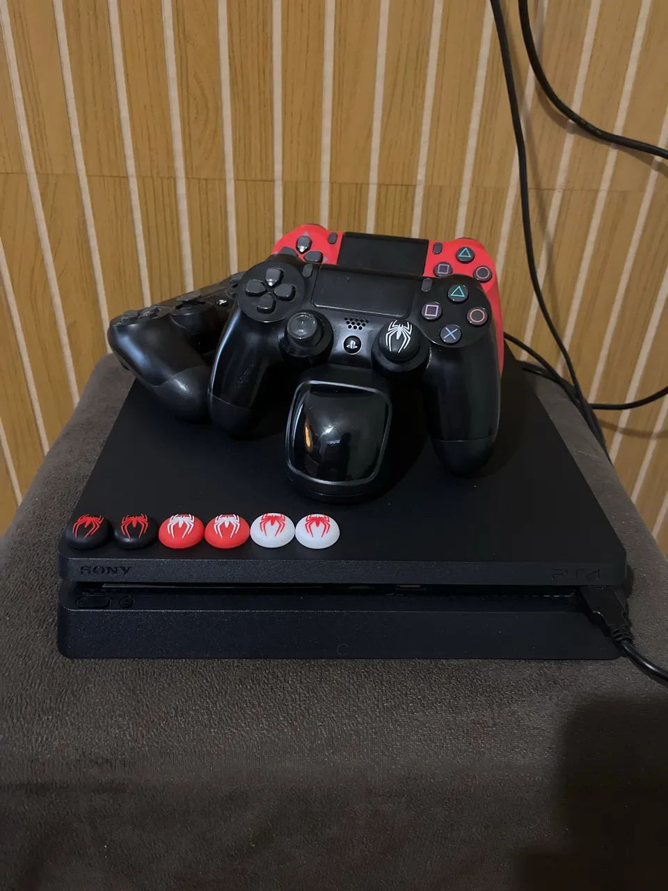 Ps4 slim de 850 gb com 3 manets com grips de silicone 
