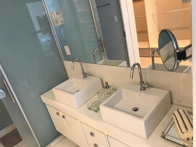 Maravilhosa casa com 5 suites e piscina no Itaigara ! totalmente mobiliada - Foto 13