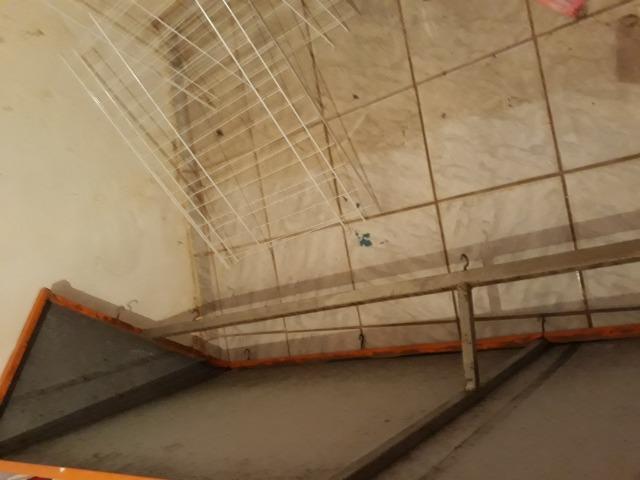 Toldo laranja vertical com estrutura de ferro - Foto 3