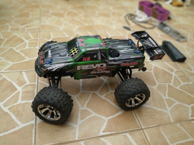 Traxxas revo 3.3 com ré - Carros, vans 