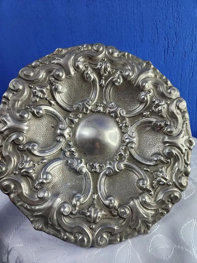 Medalhão  espessurado a prata antigo com suporte para parede