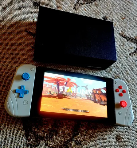 Nintendo, Video Game, Nintendo Switch Lite, Console Portátil, Tela de 5,5  Polegadas, Leve e Compacto, 32GB de Armazenamento, Controles Embutidos,  Bateria de até 7 horas, Compatível com Jogos do Nintendo Switch, Coral