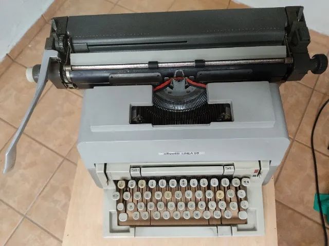 Maquina de escrever Olivetti Linea 98 - Foto 4