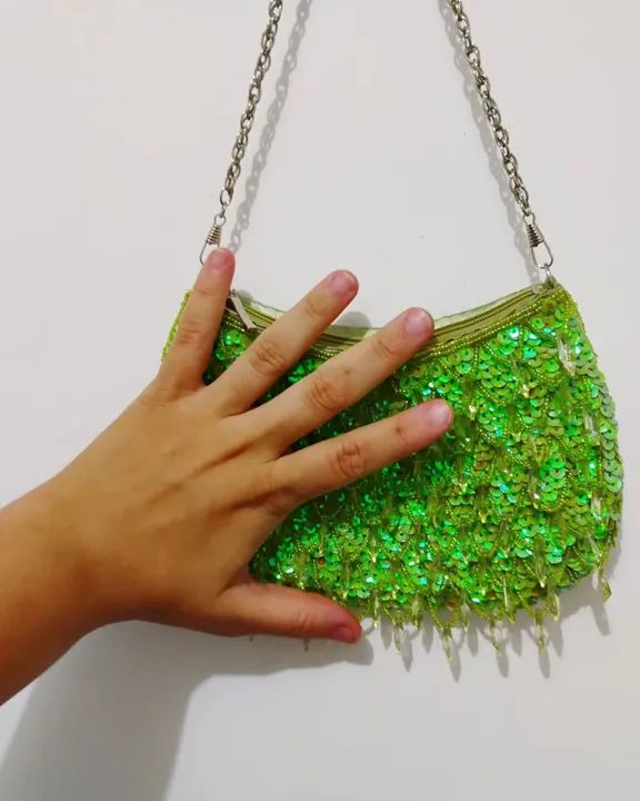 Bolsinha de festa verde de cetim com bordados na parte de frente e alça de corrente - Foto 2