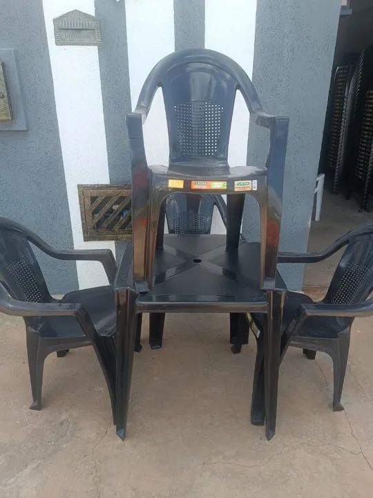 Conjunto de 4 Cadeiras e Mesas de plástico forte e resistente. - Foto 4