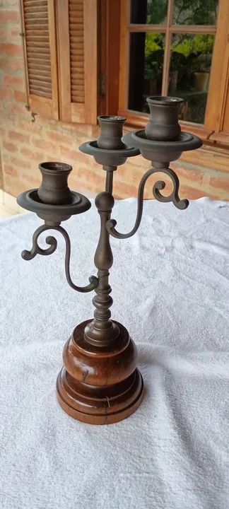 Candelabro antigo de madeira e metal 