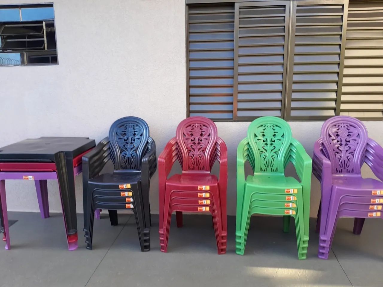 Jogo de cadeiras de plástico para área externa