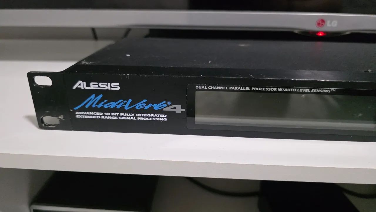 Alesis Midiverb 4 - com pedal controlador de Midi Boss FC-50 - Foto 3