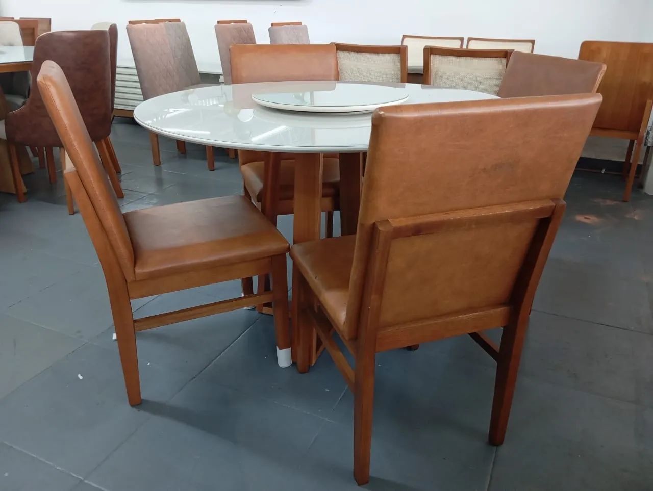 Mesa de Jantar Redonda com 4 Cadeiras resistente de madeira  - Foto 2