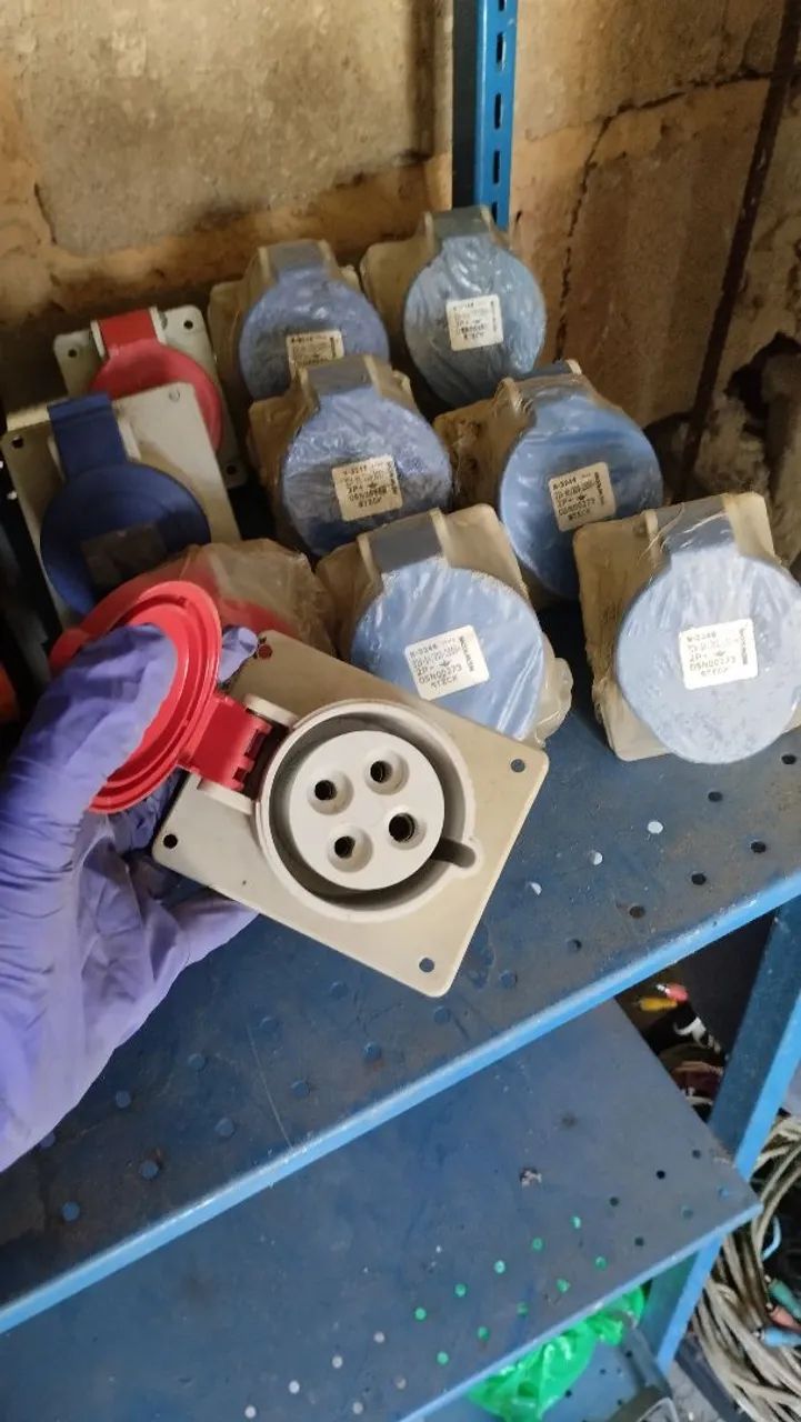 Tomada industrial 64529719846018121