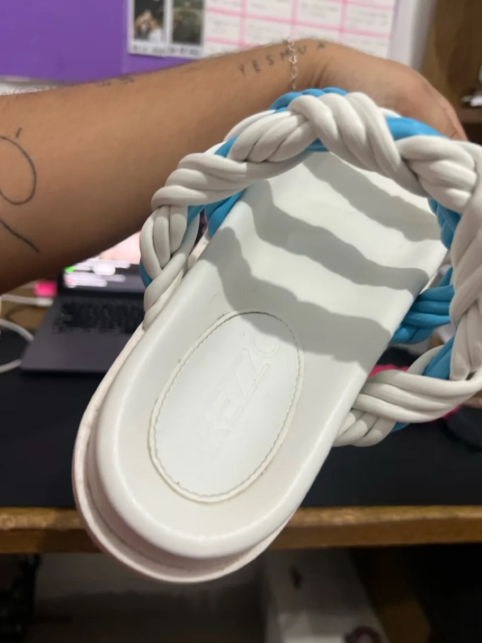 Sandália branca com detalhes em azul Arezzo