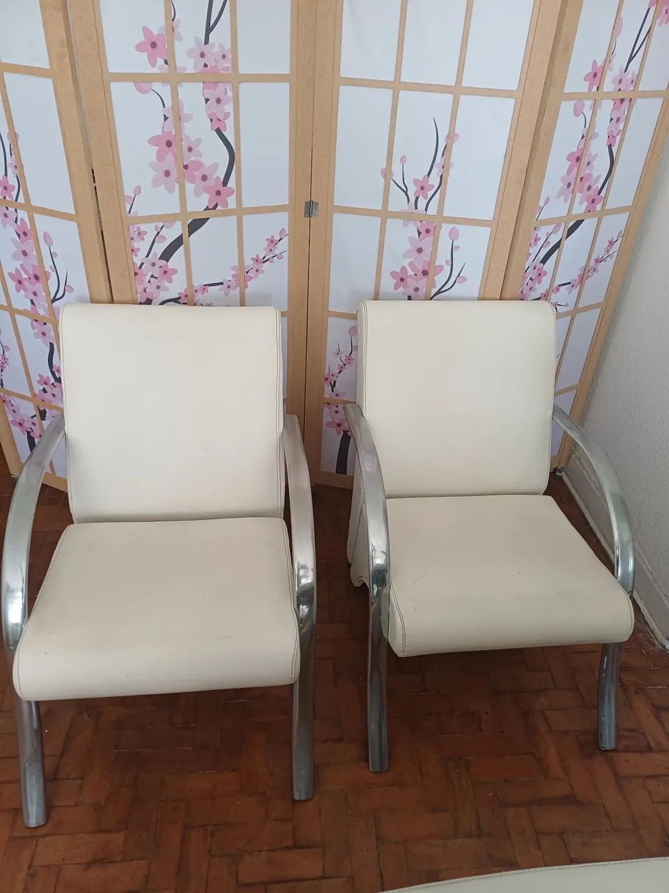 Poltronas Modernas em Couro Sintético