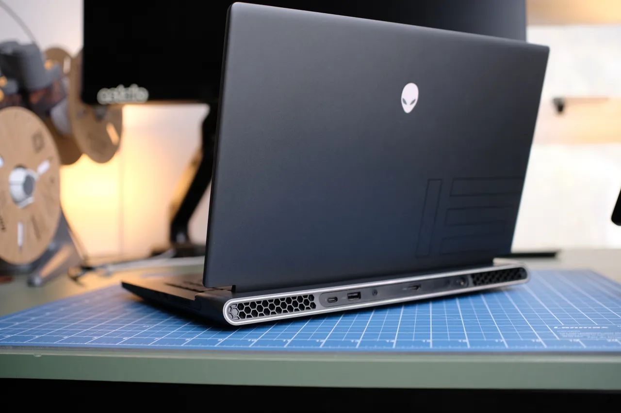 Notebook Alienware M15 R7 - i7 12700H / RTX 3060 / 16GB DDR5 / 1TB NVMe / QHD 240Hz 