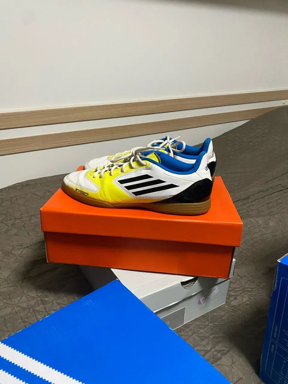 Chuteira Adidas - Amarelo e Branco