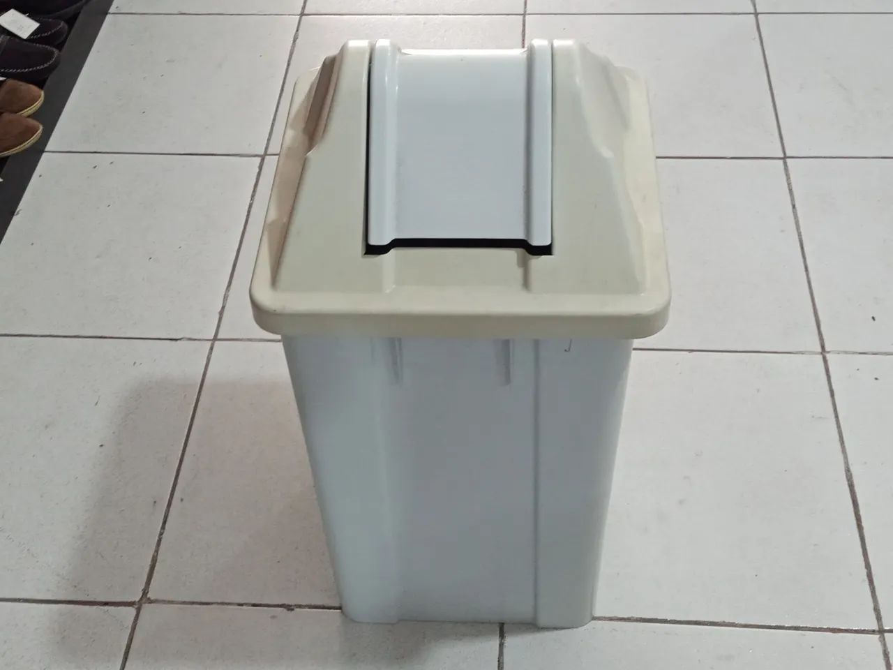 Lixeira de Plástico 60 litros  - Foto 2