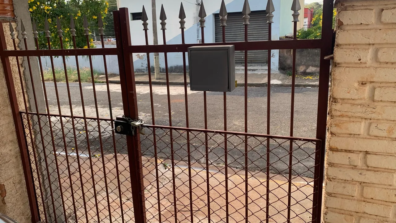 Portão de ferro para área externa