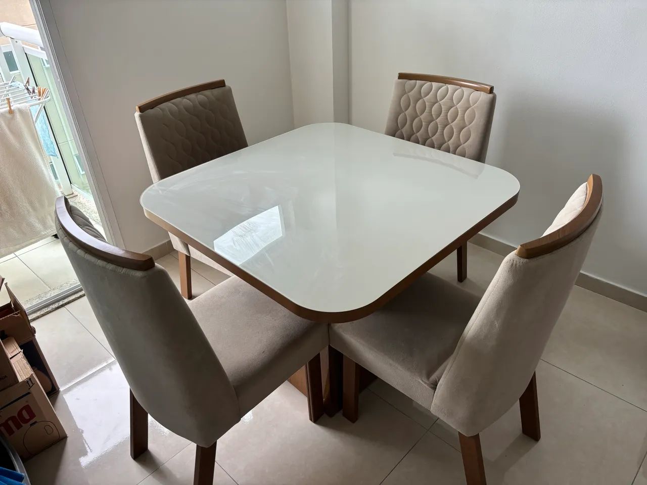 Mesa com 4 cadeiras 64962147034115120