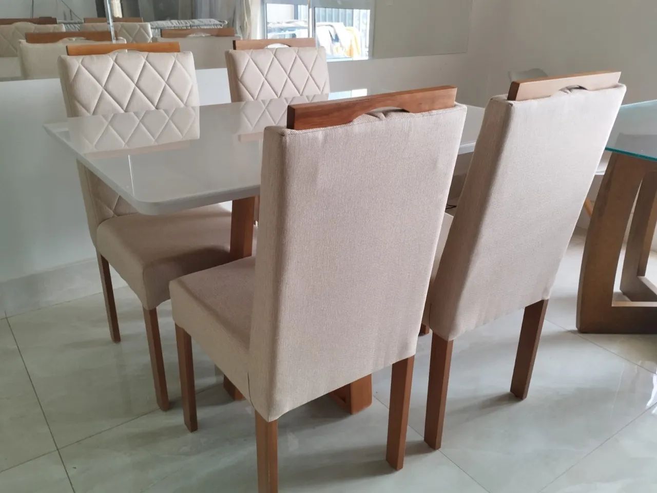 Mesa de Jantar Elegante com Cadeiras de Madeira  - Foto 2