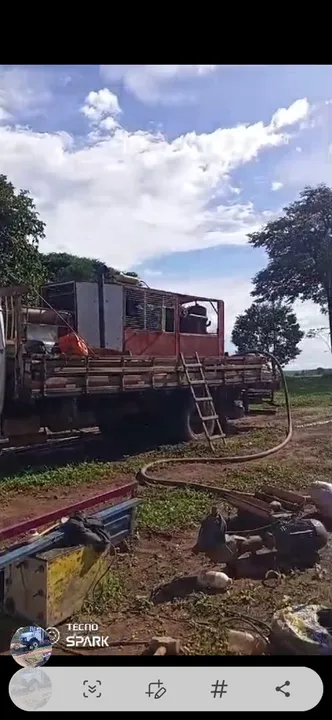 MÁQUINA COM CAMINHÃO POÇO ARTESIANO
